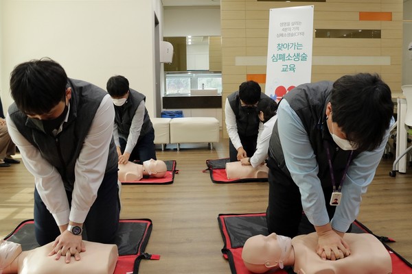응급상황 대처교육을 하는 강원랜드 직원들의 모습. 사진=강원랜드 제공