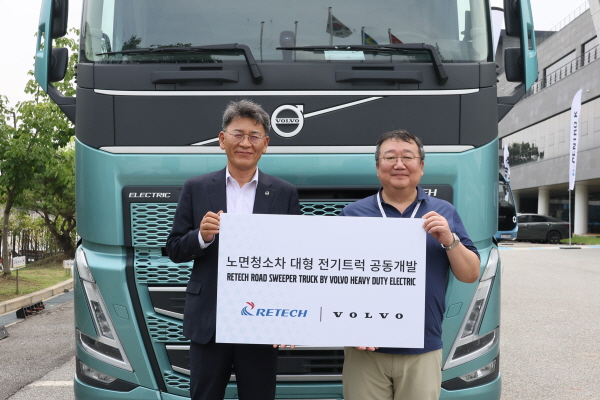 박강석 볼보트럭 코리아 대표(왼쪽)와 채경선 리텍 대표. 사진=볼보트럭코리아 제공