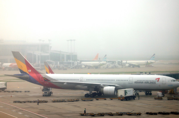 아시아나항공 조종사 노동조합이 사측과 임금협상에서 이견차를 보이는 가운데 오는 24일부터 본격적인 파업에 들어간다. 이에 휴가철 여행객들의 피해가 불가피할 전망이다. 사진=연합뉴스 