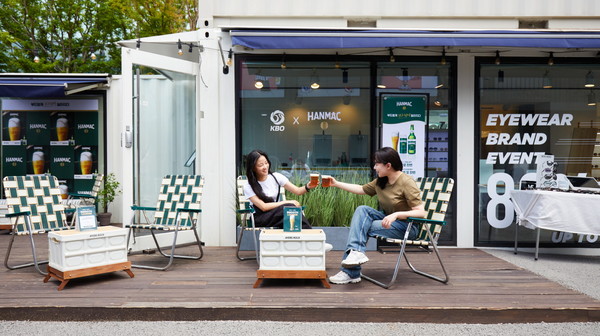오비맥주는 최근 서울숲 언더스탠드에비뉴에 오픈한 한국야구위원회(KBO) 팝업스토어 내 ‘한맥 스무스 라운지’를 지난 16일까지 운영했다. 사진=오비맥주 제공
