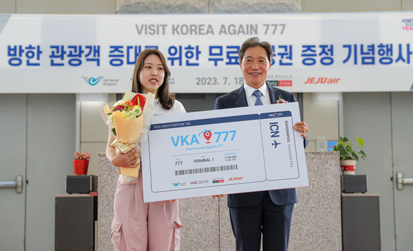 18일 인천국제공항 제1여객터미널에서 이학재 인천국제공항공사 사장(오른쪽)이 무료항공권 증정행사에 당첨된 일본인 여객에게 항공권을 증정하는 모습. 사진=인천국제공항공사 제공