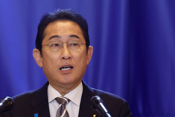 일본의 기시다 후미오 총리가 후쿠시마 오염수의 바다 방류에 반대하는 중국을 향해 과학적 근거로 따져보자고 역공을 취했다 (사진, AFP=연합뉴스)