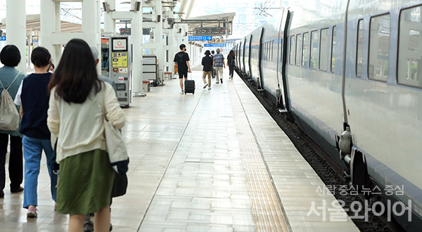 서울역에서 여행객들이 열차에 탑승하기 위해 이동하고 있다. 사진=서울와이어 DB