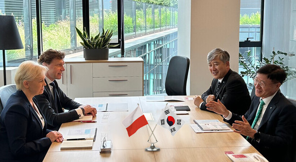 지난 13일(현지시간) 폴란드 바르샤바 폴란드개발은행(BGK) 본점을 방문한 이승열 하나은행장(우측 첫번째)이 비에타 다쉰스카 무시즈카 BGK 은행장(좌측 첫 번째) 및 관계자들과 글로벌 IB사업 확대 협력 방안을 논의하고 있다. (사진=하나은행)