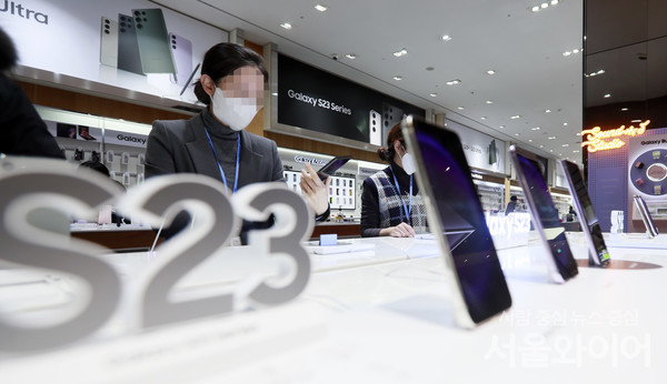 서울 삼성전자 서초사옥 딜라이트룸을 찾은 시민이 갤럭시 S23을 살펴보고 있다. 사진=서울와이어 DB