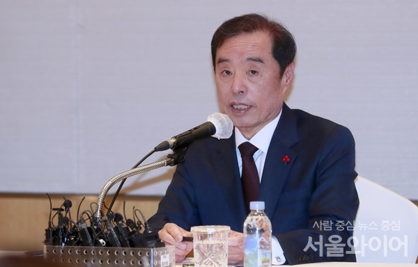 김병준 전경련 회장 직무대행이 기자들의 질의에 답하고 있다. 사진=서울와이어DB