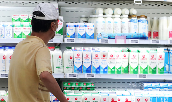 서울시내 대형마트를 찾은 시민이 우유를 고르고 있다.