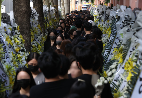 지난 20일 오후 서울 서초구 서이초등학교에 마련된 임시 추모공간에서 추모객들이 고인이 된 교사 A씨를 추모하기 위해 기다리고 있다. 사진=연합뉴스 제공