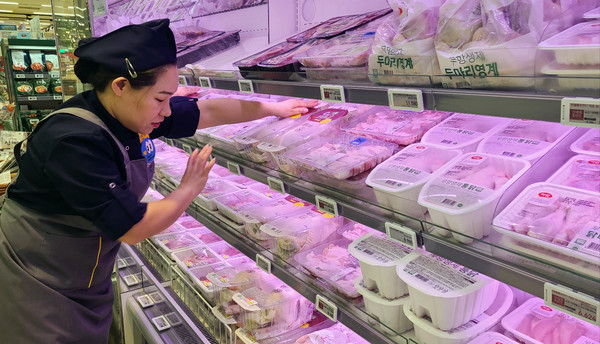 이마트 계육 매장 직원이 상품을 진열하고 있다. 사진=이마트 제공