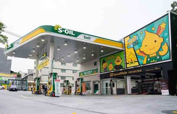 에쓰오일은 21일 집중호우로 막대한 수해를 입은 이재민 구호와 신속한 피해 복구를 지원하기 위해 성금 5억원을 전국재해구호협회에 전달했다. 사진=에쓰오일 제공