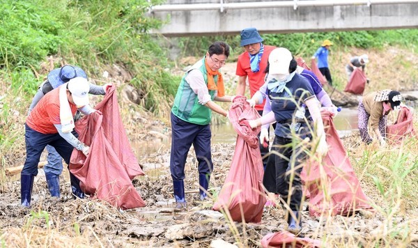             이철우 경북도지사가 수해피해현장에서 도청직원들과 자원봉사하며 구슬땀을 흘리고 잇다.