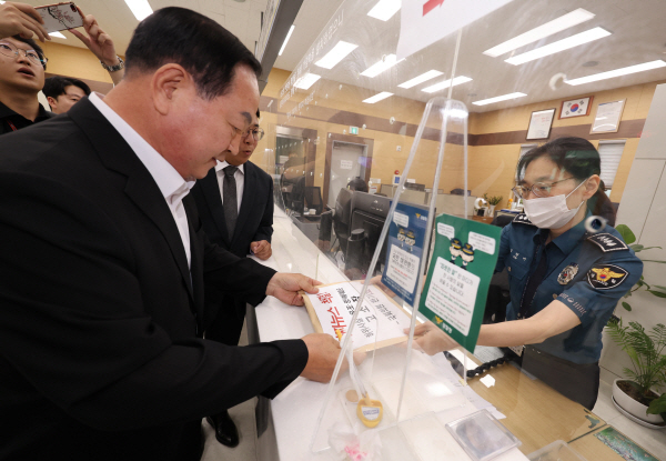 한기호 국민의힘 의원이 고소장을 제출하고 있다. 사진=연합뉴스