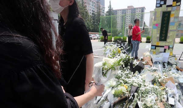 극단적 선택을 한 교사의 추모공간이 마련된 서이초등학교에 시민들의 발길이 이어지고 있다. 사진=서울와이어 DB