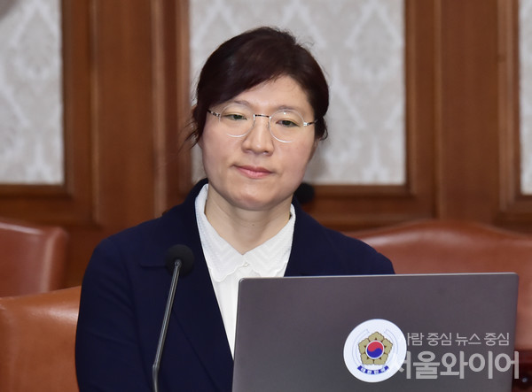 장미란 문체부 2차관이 국무회의에 참석, 회의 준비를 하고 있다. 사진=서울와이어DB