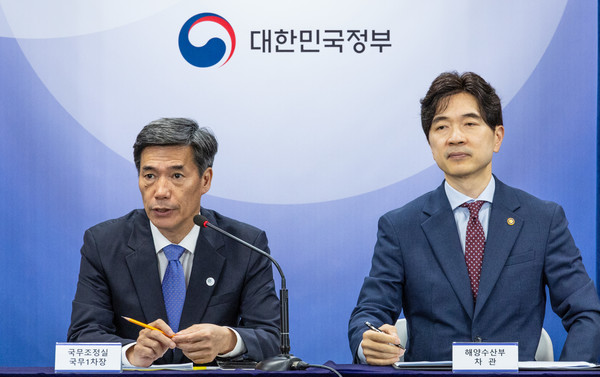 박구연 국무조정실 1차장(왼쪽)이 지난 25일 오전 서울 종로구 정부서울청사에서 열린 후쿠시마 원전 오염수 관련 일일 브리핑에 참석해 취재진 질문에 답하고 있다. 사진=연합뉴스 제공