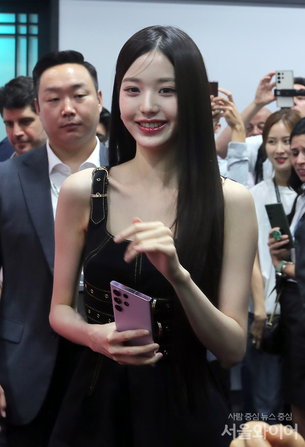 아이브의 장원영이 언팩행사에 참석, 체험존을 둘러보고 있다.