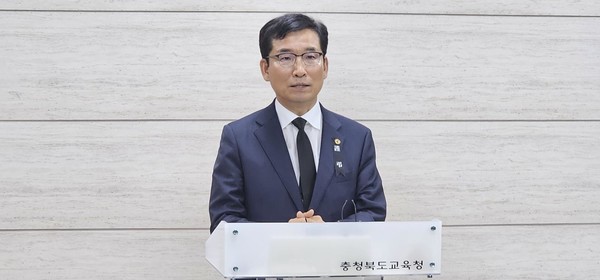 윤건영 충북교육감이 지난 26일 기자회견을 열고 ‘교사는 예비살인자‘라고 한 자신의 발언을 사과하고 있다. 사진=충북도교육청 제공