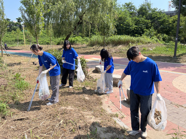 bhc그룹 대학생 봉사단체 ‘해바라기 봉사단‘이 지난 22일 경기도 성남시 수정구에 위치한 가천대역과 복정역 사이 인근 탄천 일대에서 수해복구 활동을 전개했다. 사진=bhc그룹 제공