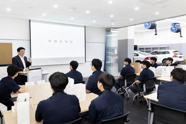 볼보자동차코리아가 '어프렌티스 트레이닝 프로그램'을 통해 전문적 지식을 갖춘 테크니션을 양성한다. 사진=볼보자동차코리아 제공