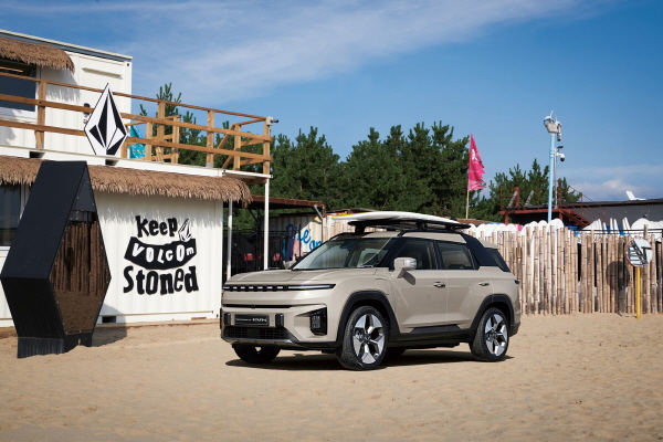 KG 모빌리티의 토레스 EVX 측면. 사진=KG모빌리티 제공