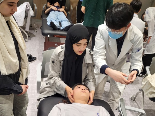 자생 글로벌 인턴십 참여 학생들이 추나요법을 실습 하고 있다. 사진=자생한방병원 제공