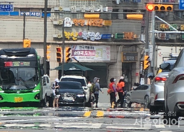 여름철 한낮 기온이 35도까지 치솟는 등 국내 온열질환자가 급격히 늘어나고 있다. 사진=서울와이어 DB