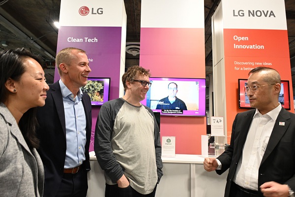  LG전자 NOVA 부스에서 글로벌 스타트업을 소개하고 있다. 사진=LG전자 제공