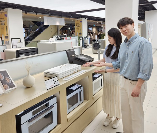 전자랜드가 8월 한 달간 여름 필수 가전을 비롯한 휴대폰, 정보통신(IT)가전 등 주요 제품을 할인가에 판매하는 이벤트를 펼친다. 전자랜드 타이푼에서 고객들이 주방 가전을 살펴보고 있다. 사진=전자랜드 제공