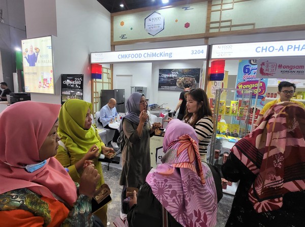 지난달 25일부터 28일까지 인도네시아 자카르타에서 열린 '2023 자카르타 FHI 국제식품박람회' 한국관에서 시연되고 있는 'K-푸드 쿠킹쇼'의 모습. 사진=한국농수산식품유통공사 제공