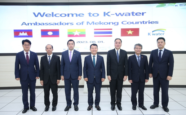(왼쪽부터) 조용덕 한국수자원공사 글로벌협력처장, 알룬콤 불롬마봉(Alounkone Boulommavong) 주한라오스부대사, 딴 신(Thant Sin) 주한미얀마대사, 윤석대 한국수자원공사 사장, 윗추 베짜지바(Witchu Vejjajiva) 주한태국대사, 응우옌 부 뚱(Nguyen Vu Tung) 주한베트남대사, 한성용 한국수자원공사 글로벌사업본부장이 물 분야 협력 증진 방안을 논의한 뒤 기념사진을 촬영하고 있다. 사진=한국수자원공사 제공