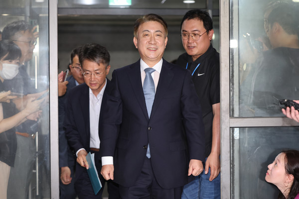 이동관 방송통신위원장 후보자가 지난 1일 청문회 준비 사무실이 마련된 경기도 과천시의 한 오피스텔 건물로 출근하고 있다. 사진=연합뉴스 제공