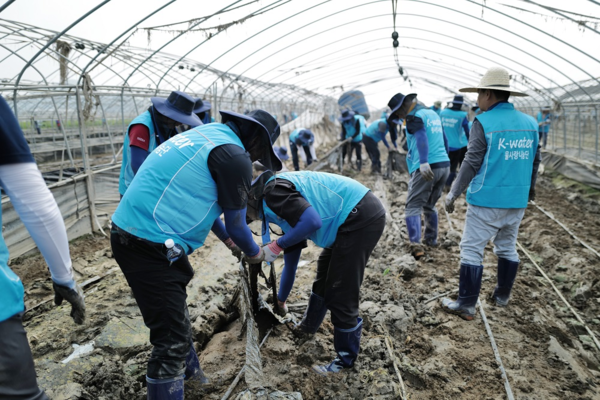 윤석대 사장을 포함한 한국수자원공사 임직원 100여명이 2일 특별재난지역으로 선포된 충청남도 청양군을 찾아 피해복구 지원 활동을 진행하고 있다. 사진=한국수자원공사 제공