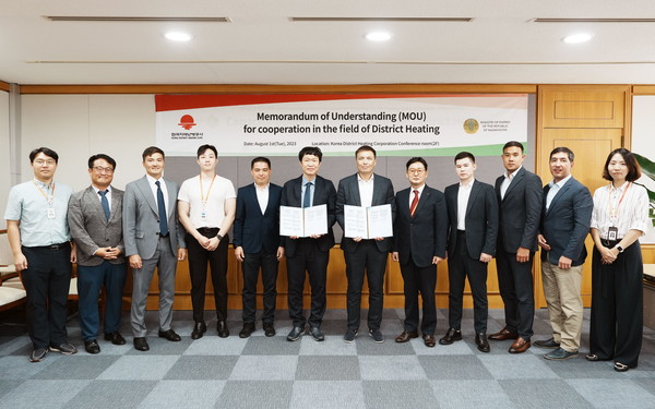 신현호 한국지역난방공사 사업개발처장이 지난 1일 카자흐스탄 에너지부와 지역난방 분야 협력 업무협약을 체결한 뒤 기념사진을 촬영하고 있다. 사진=한국지역난방공사 제공