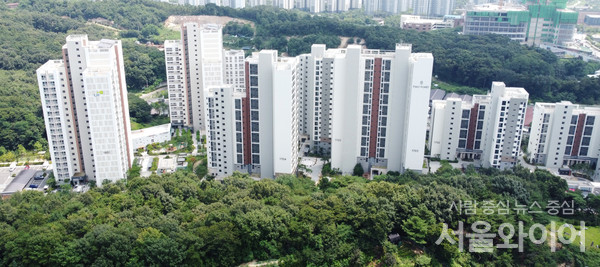 정부가 LH아파트 철근 누락 사태와 관련해 무량판 공법 아파트에 대해 전수조사가 들어간 가운데 1일 경기 남양주시 별내동 준공이 끝난 A 아파트 단지가 보이고 있다. 사진=이태구 기자