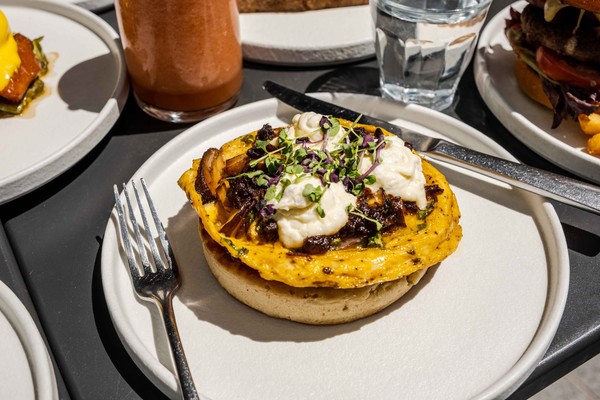 한국농수산식품유통공사가 호주 카페 프랜차이즈 'Leaf Cafe & Co'와 한국산 새송이버섯을 활용해 개발한 브런치 메뉴 '버섯 스크램블 계란 크럼핏'의 모습. 사진=한국농수산식품유통공사 제공