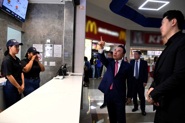 윤홍근 제너시스BBQ 그룹 회장이 지난 2일 파나마 2호점 그랜드 오픈식에 참석해 매장 인테리어를 살펴보고 있다. 사진=제너시스BBQ 제공