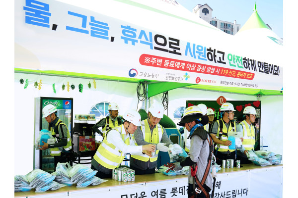 롯데건설 박현철 부회장(왼쪽 앞에서 두번째)이 혹서기 물품을 나눠주며 현장 근로자의 온열질환 예방 활동을 진행하고 있다. 사진=롯데건설 제공