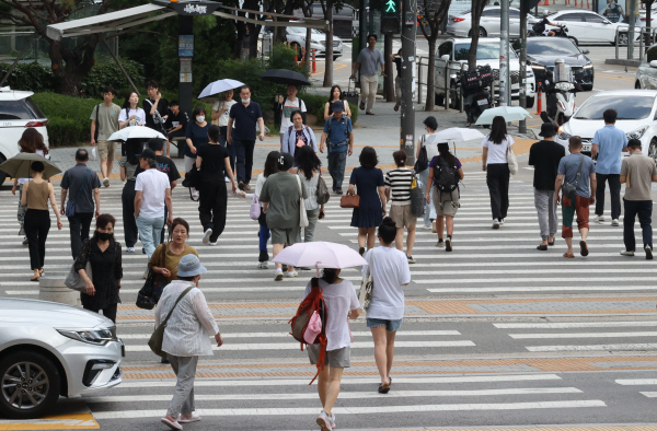 서울 용산역 앞에서 양산을 쓴 시민들이 걸음을 옮기고 있다. 기온이 40도에 육박하는 역대급 폭염이 이어지면서 양산이 인기를 끌고 있다. 사진=연합뉴스