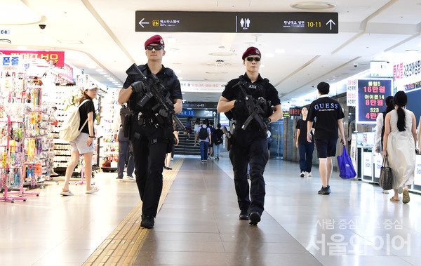 7일 서울 강남역 일대에서 경찰특공대원들이 순찰을 하고 있다. 