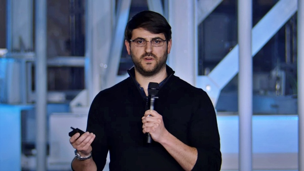 테슬라의 2인자로 평가받던 잭 커크혼 최고재무책임자(CFO)가 돌연 사임해 배경에 이목이 쏠린다. 사진=테슬라 유튜브 갈무리