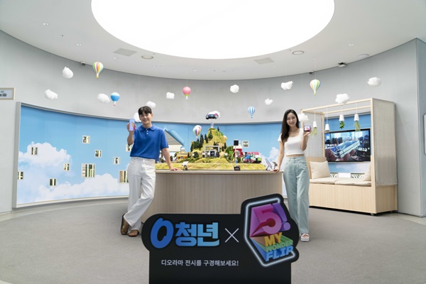 SK텔레콤 홍보모델이 SKT 플래그십 스토어 T팩토리에 설치된 원더플립 미니어처존을 소개하고 있다. 사진=SK텔레콤 제공