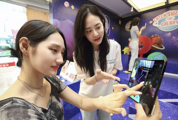 모델이 KT플라자 홍대 애드샵플러스점 S존에서 KT ‘갤럭시 Z 폴드5∙플립5’를 체험하고 있다. 사진=KT 제공