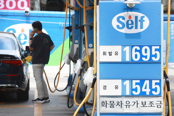 국제 유가 상승 속 국내 휘발유와 경유 판매 가격도 다시 급등세를 보이고 있다. 이에 올해 상반기 부진했던 정유사들의 실적 개선 기대감이 커지는 분위기다. 사진=연합뉴스 