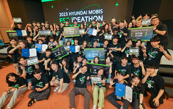 현대모비스에서 주관한 '아이디어톤 대회'에서 참가자들이 기념사진을 촬영하고 있다. 사진=현대모비스 제공