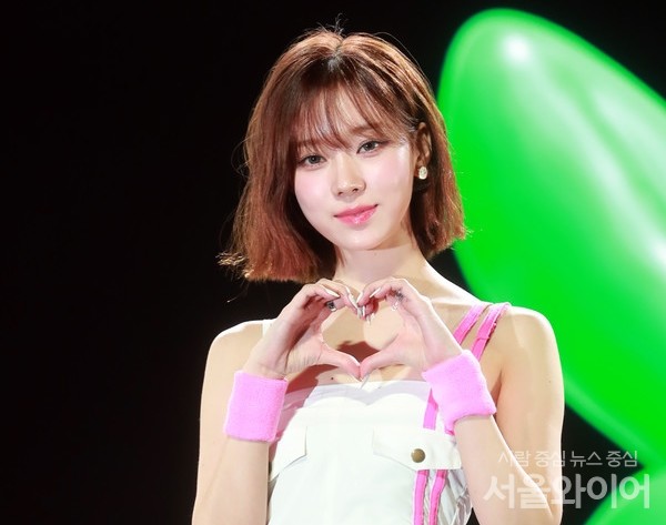 걸그룹 에스파 멤버 윈터가 지난 5월 진행된 세 번째 미니앨범 ‘마이 월드(MY WORLD)‘ 컴백 기자간담회에 참석해 포즈를 취하고 있다. 사진=서울와이어 DB