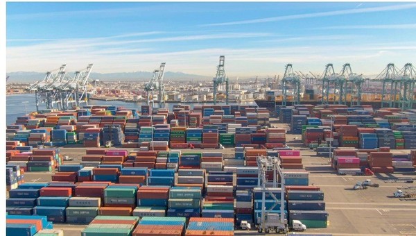 미국 서부의 최대 무역항인 로스앤젤레스항에 쌓여있는 무역 컨테이너