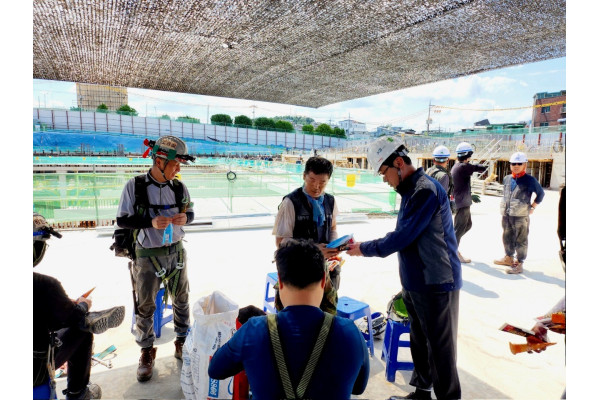 우무현 GS건설 최고안전책임자(가운데)가 장위자이 레디언트 현장에서 근로자들에게 빙과류를 제공하고 있다. 사진=GS건설 제공