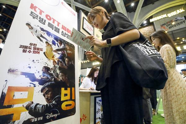 고객들이 KT OTT 씨어터에서 티케팅을 하고 있다. 사진=KT 제공