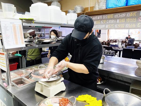 지난해 체험창업 프로그램 중 한 참여자가 한식 브랜드 점포에서 실습을 진행하고 있다. 사진=한국프랜차이즈협회 제공