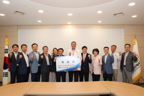 지난 9일 대한체육회와 서강대학교 경제대학원 의회특별과정 원우회 관계자들이 만나 격려금 전달식 기념사진을 찍는 모습. 사진=대한체육회 제공